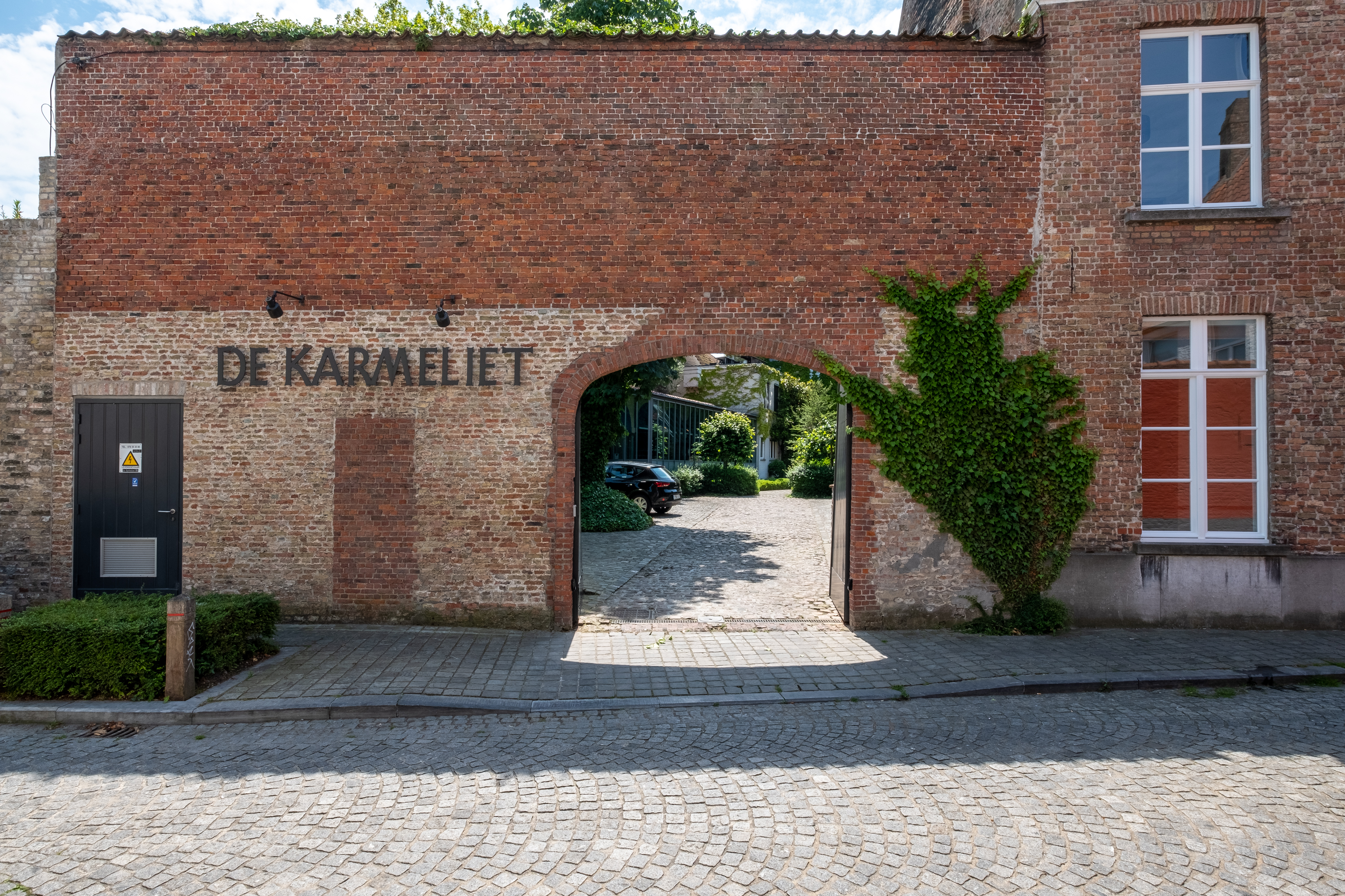 De toegang kan oa. bekomen worden via de achterzijde waar de parking en aangelegde tuin zich bevinden.