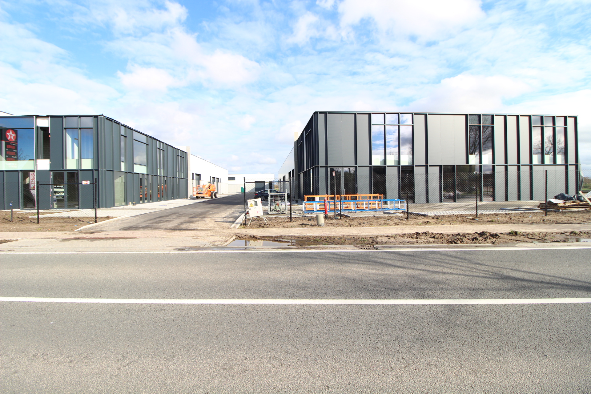 De kantoren/showrooms situeren zich aan de kop van het nieuwbouw project.